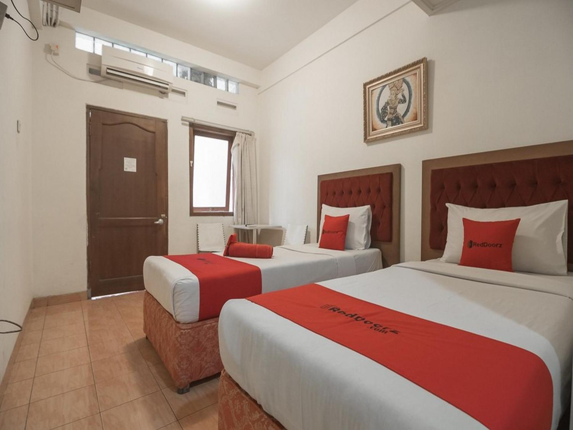 Wisma tamu Reddoorz @ Buah Batu 3 2*